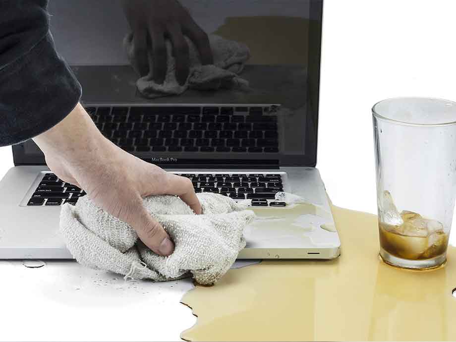 Пролили жидкость на клавиатуру MacBook, что делать?