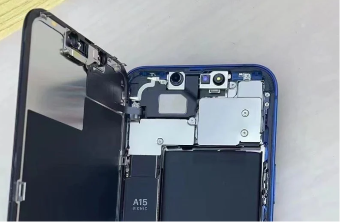 В сети появились фото разобранного iPhone 13