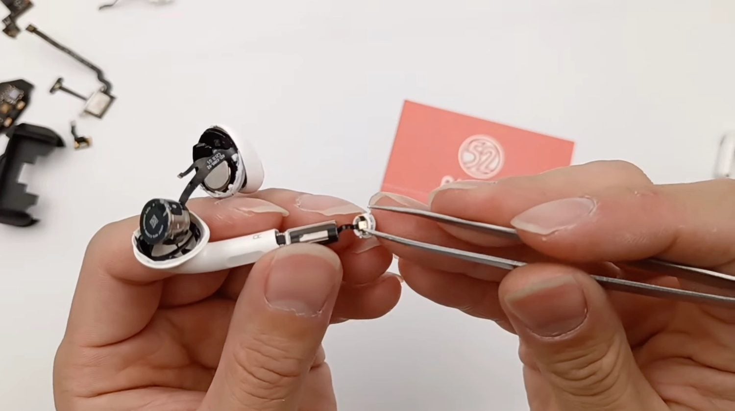 Разборка AirPods 3 показала все отличия от AirPods Pro