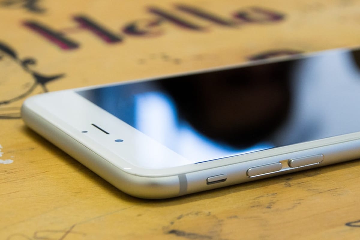 Как убрать пятна от пальцев на экране iPhone