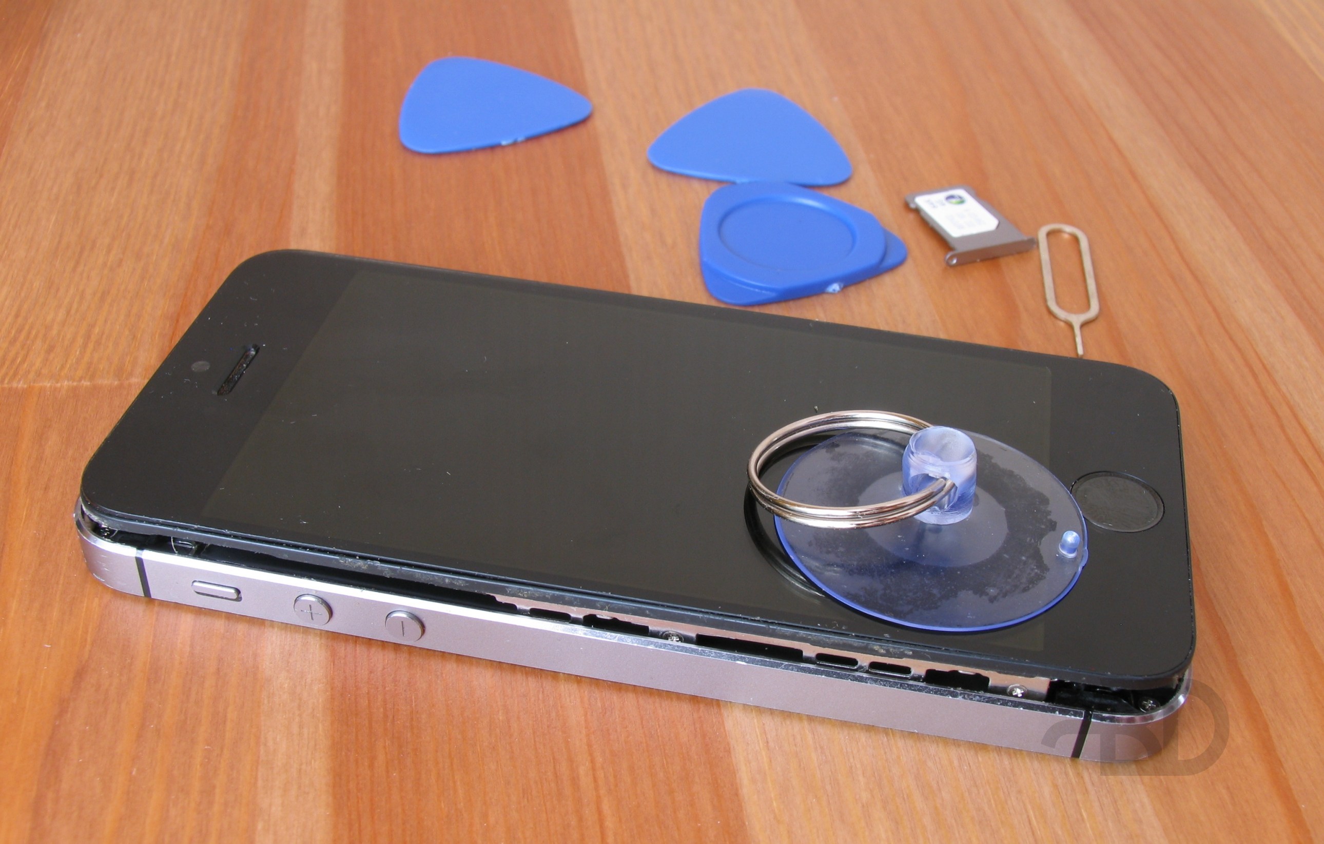 Чому відходить скло iPhone: чи можна виправити самому?