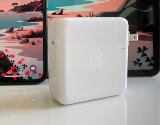 Можно ли заряжать iPhone зарядкой от MacBook Pro