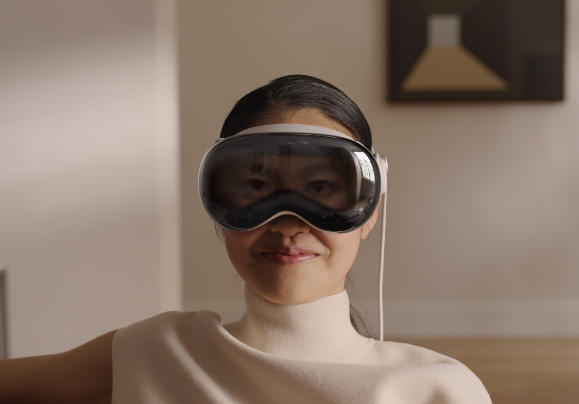 Apple Vision Pro — гарнітура змішаної реальності Apple
