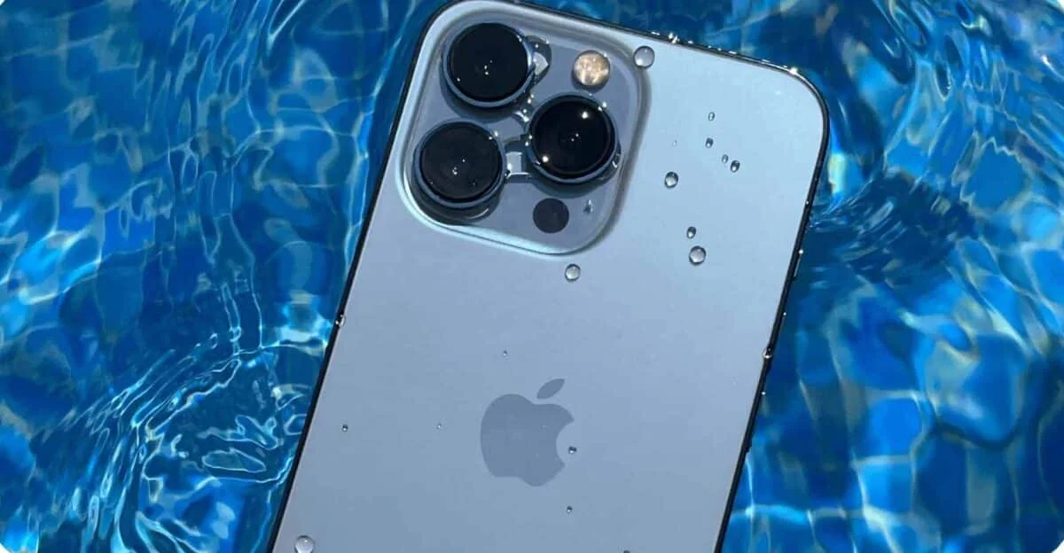 Что делать в первые минуты, если залили iPhone водой?