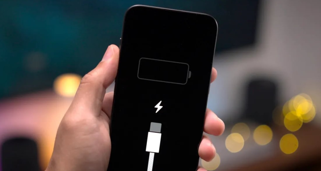 Почему iPhone заряжается только при выключении: причины и решения